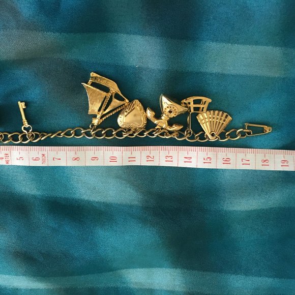 Vintage Fashion Charm Bracelet - Picture 3 of 3